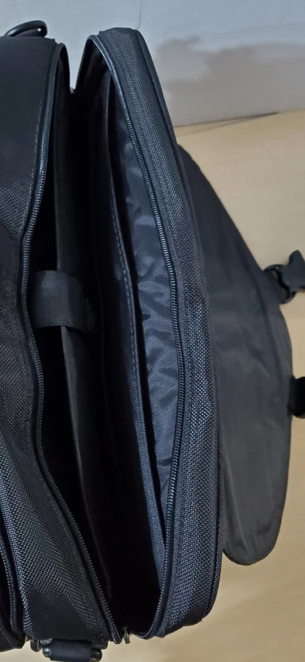 Raro De Colección Oakley Software Acolchado Bolso para Laptop Maletín Multi Bolsillo Resistente Foto 4 de 4