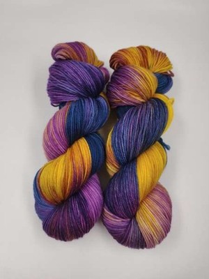 handgefärbte ''Die Softe ''Einöder Merino Socke 4 fach -100 g BEERENBLAUE NARZISSE