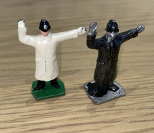 DINKY TOYS MASSSTAB OO 2 POLIZISTEN - EINER SIEHT NACHBEARBEITET AUS GC