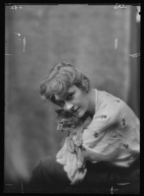 Photo:Lu Lentz with Buzzer the Cat Portrait 1914