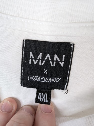 Camiseta blanca gráfica oficial para hombre BoohooMAN talla grande Da Baby DB XXXXL 4XL🚀 - Imagen 6 de 10