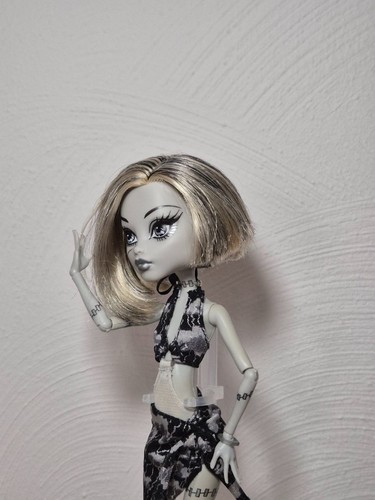 Monster High Frankie Stein Skull Shores (Black&White) 2011 - Bild 2 von 4