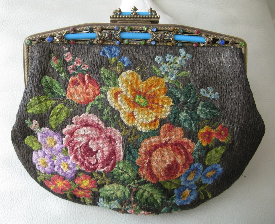 Bolsa de mão antiga dourada com moldura de joia francesa metálica e seda floral Petit Point - Imagem 2 de 4