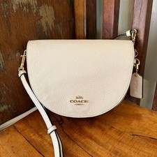 Borsa a tracolla Coach pelle ciottolata mezza luna sella gesso crema oro ferramenta
