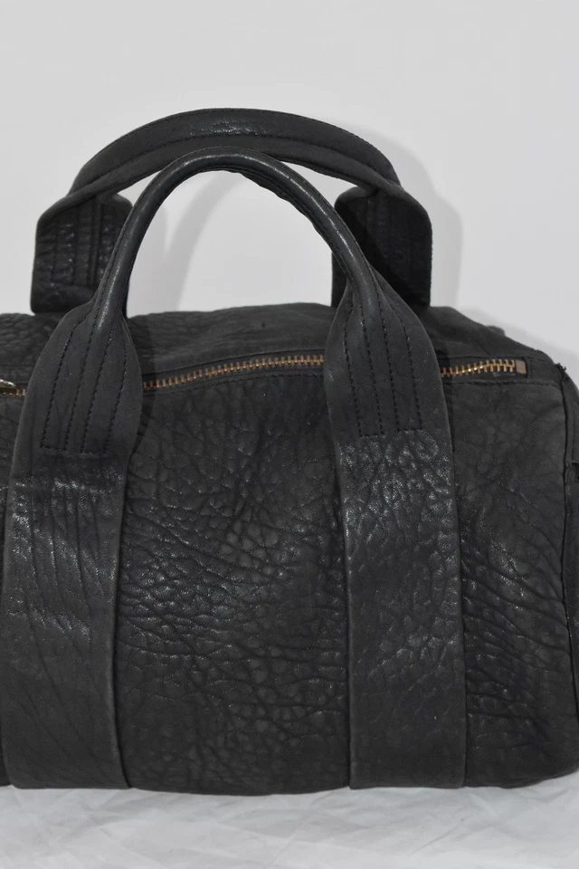 Bolso de mano Alexander Wang Rocco Rockie de cuero negro con tachuelas Foto 3 de 4