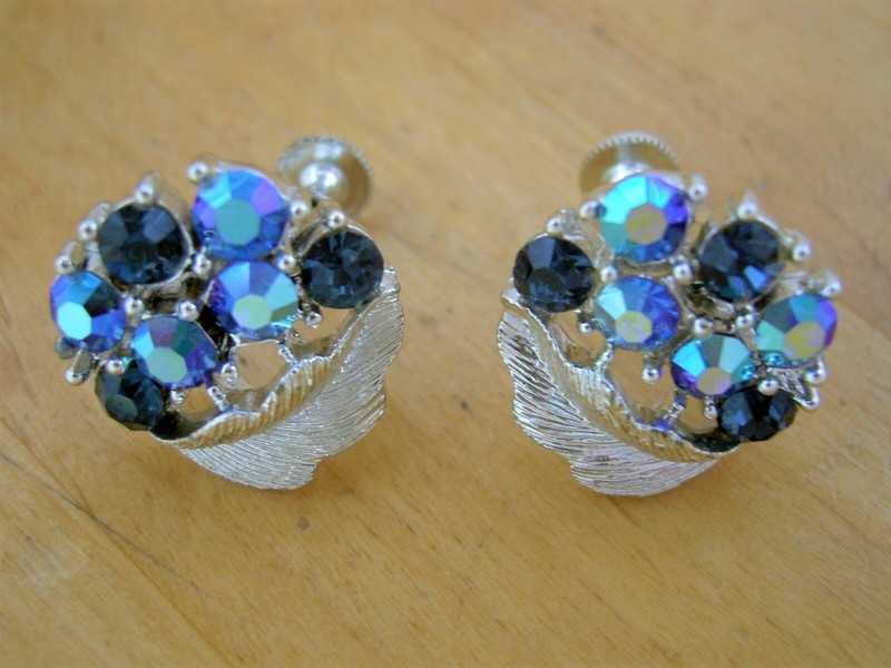NICE VINTAGE LISNER BLUE VIOLET AB RHINESTONE SILVERTONE SCREWBACK EARRINGS-3/4"