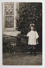 Fille robe noeud blanc poussette cour - Photo ancienne RPPC CPA
