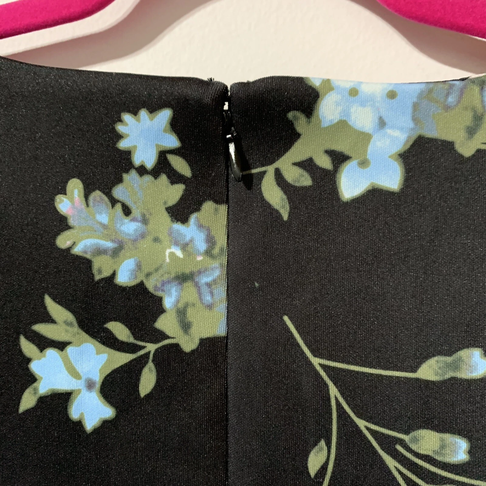 VETEMENTS Abito subacqueo Marc Bouwer nero floreale ginocchio taglia XL spalle arricciate senza maniche