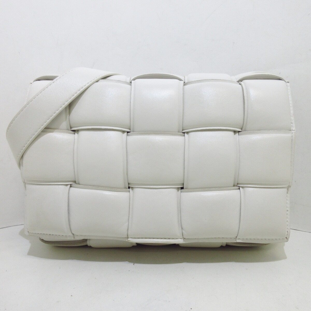 Auth BOTTEGA VENETA Padded Cassette 591970 White Leather Auth BOTTEGA VENETA Padded Cassette 591970 White Leather