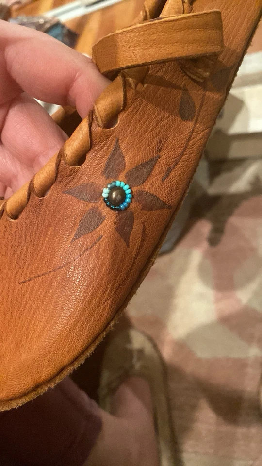 Mocasines Mary Jane estampados con cuentas de cuero suave mantecoso hechos a mano 8 Foto 2 de 2