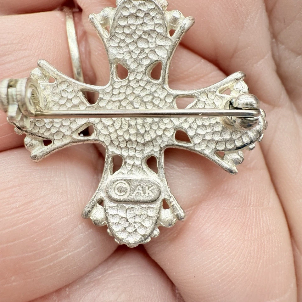 Hermoso broche cruz maltesa vintage esmalte tono dorado y perla sintética firmado AK Foto 2 de 4
