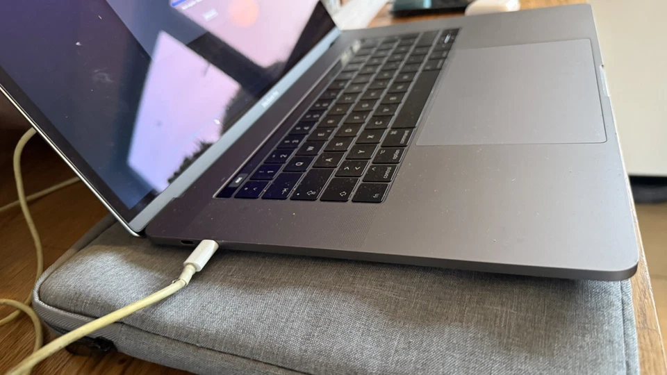 Apple MacBook Pro 15" 2017 · i7 · 16GB · 256GB, Foto 3 von 5