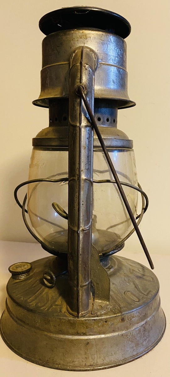 Antique Dietz No. 2 D-Lite Lantern Railroad Hurricane Tubular Oil