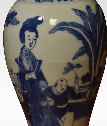 19th Century Chinese Blue and White Porcelain Vase | Painted Figures & Foliated - 第 2/6 張圖片