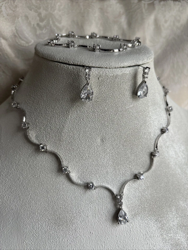 "Pulsera Lia Sophia campanas de boda 17-20"" gota de lágrima circonita cúbica tono plateado y pendiente" Foto 2 de 4