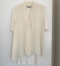 H by Halston Sz Medium Ivory/Cream Short Sleeve V-Neck Hi-Lo Flowy Blouse Shirt