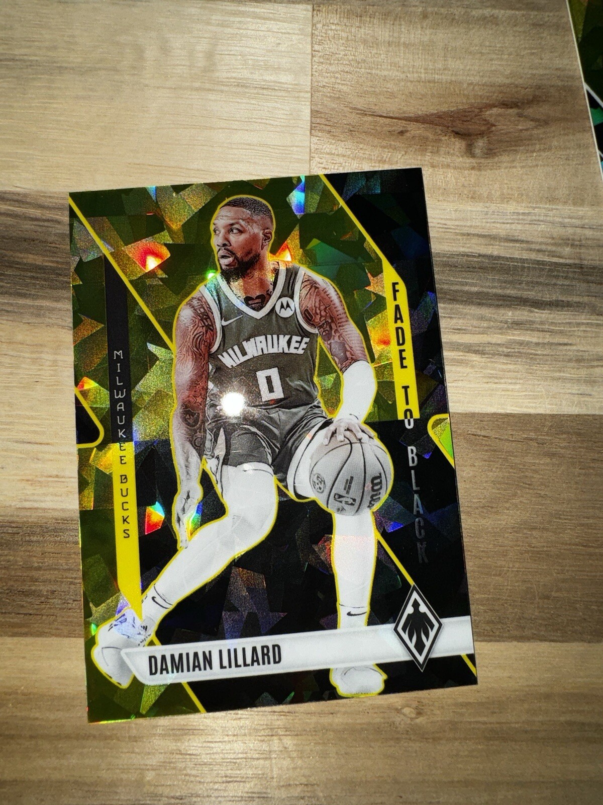 2023-24 Phoenix Yellow Cracked Ice /175 Fade to Black Damian Lillard #25 Bucks