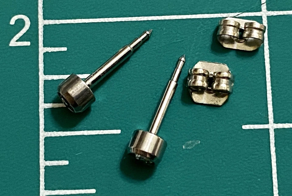 Conjunto de aretes piercing de piedra de nacimiento de aguamarina circón azul solitario con bisel pequeño Foto 2 de 4