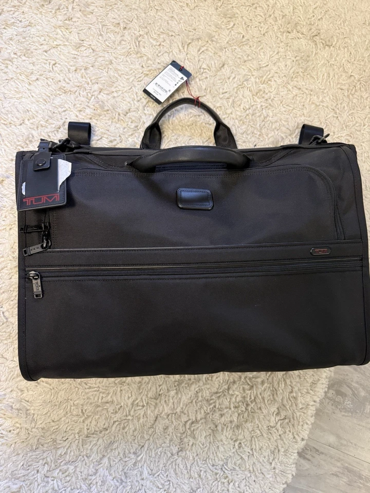 TUMI - Bolsa de ropa Alpha triple plegable NUEVO Foto 2 de 4