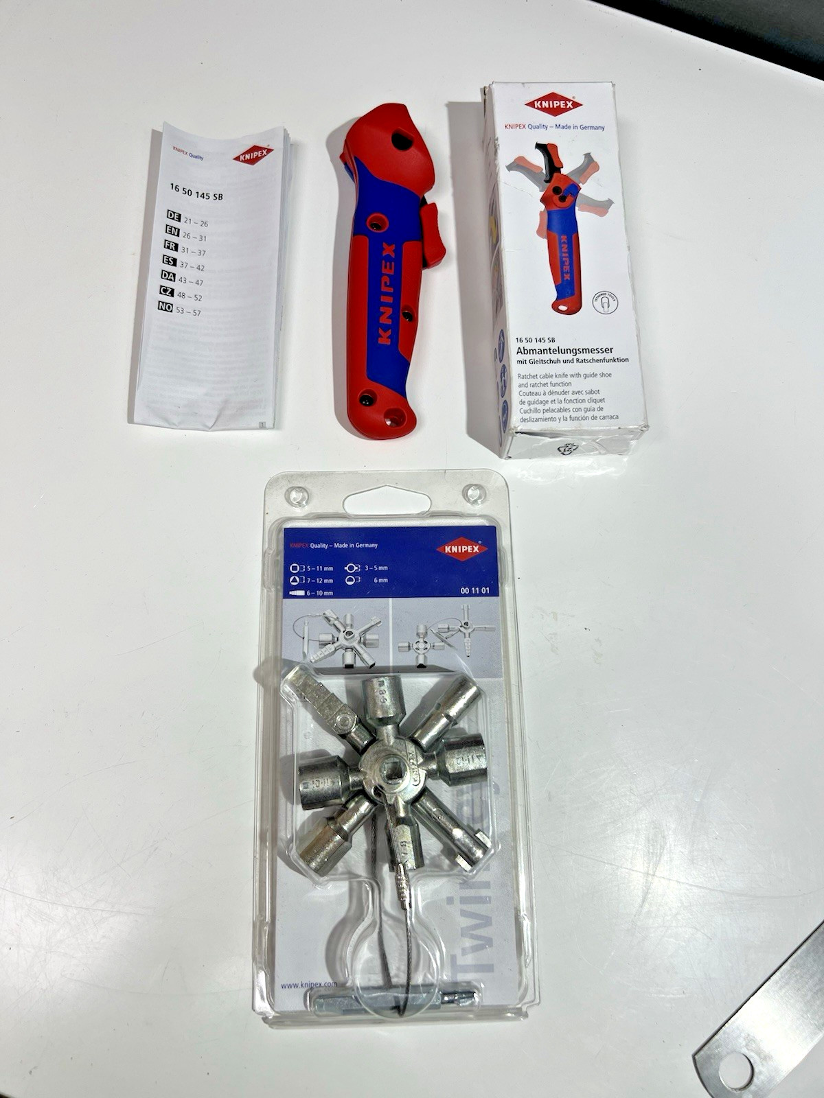 Dégaineur KNIPEX 16 50 145 SB pour dénuder sans effort et clé TwinKey universelle