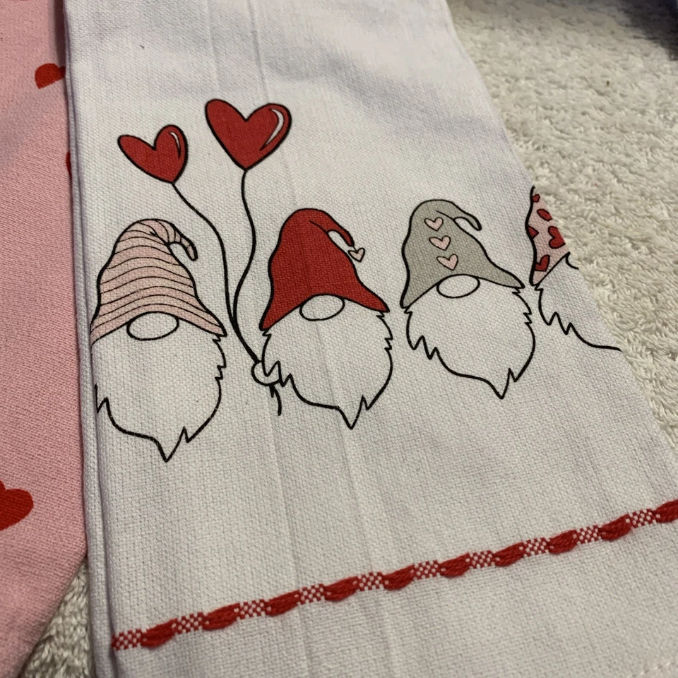 Juego de 2 toallas de plato Love Gnomes & Red Heart Print rosa y blanco de 15" x 25" cada una Foto 2 de 4