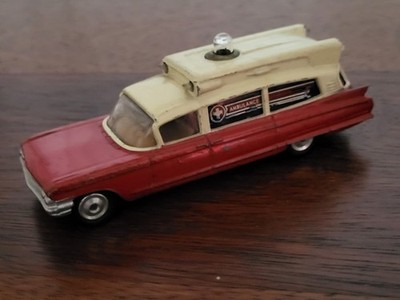 Krankenwagenmodell Corgy Toys Superior Ambulance on Cadillac Chassis Metall 1:43