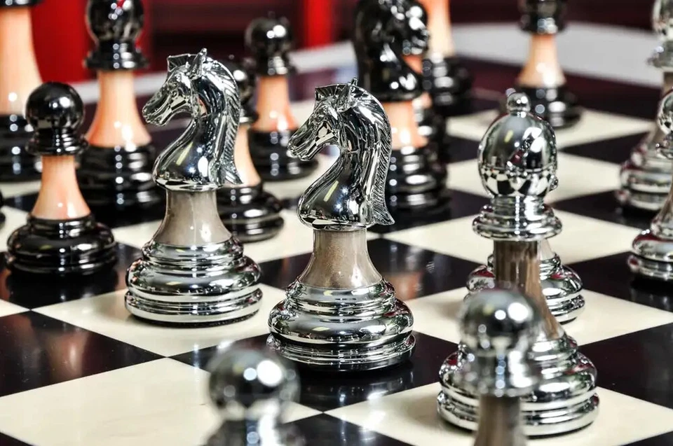 The Contemporary Chess Series - Pieces Only - 3.5" King - Silver and Jade - Image 3 of 4