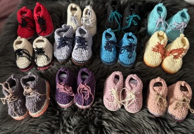 Handgehäkelte/gestrickte Baby Schnürstiefeletten/Boots, Gr. 0-6 Monate
