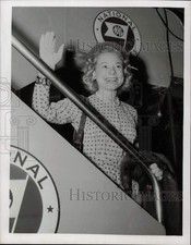 Press Photo Skating star and actress Sonja Henie waves from an airplane stairway