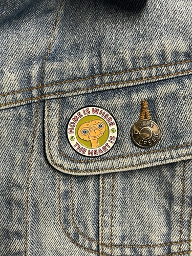 ‘Home Is Where The Heart Is’ Cute Retro 80s Funny E.T Alien Enamel Pin - Picture 3 of 5