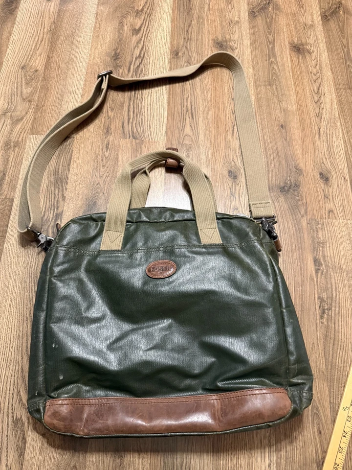 Bolso de viaje de lona encerada verde fósil y cuero marrón con correa acolchada para computadora portátil Foto 2 de 4