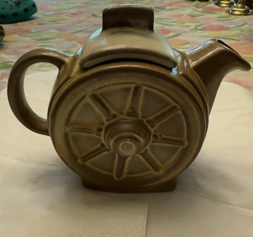 Vintage Frankoma Pottery  Wagon Wheel Teapot 7" tall. Very Cute. Has 1 tiny chip