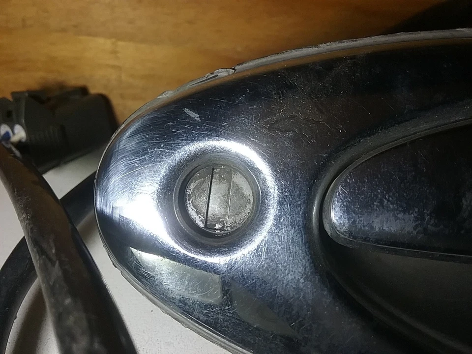 1990-1996 Infiniti Q45 maçaneta externa dianteira direita (cor prata) M95 - Imagem 2 de 3