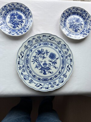 Böhmisch Tschechisch Blaue Zwiebelteller (Zwiebelmuster). 1 große Platte und 2 kleinere 