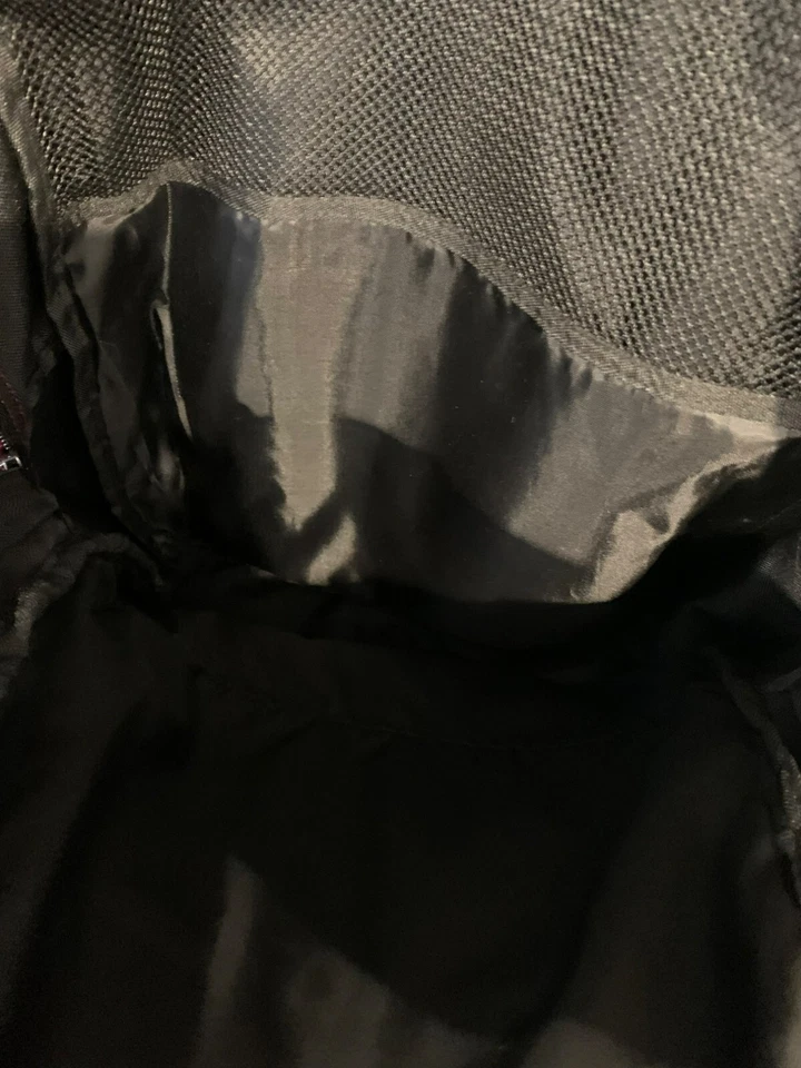 Mochila Victoria's Secret Rosa Borgoña Terciopelo Logo Dorado Múltiples Bolsillos Foto 4 de 4