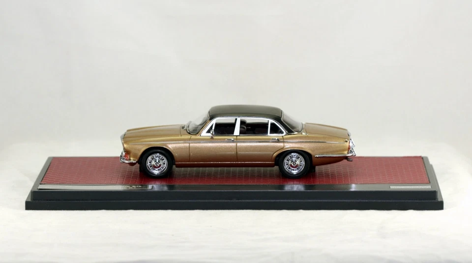 1:43 Matrix Scale Models MX40402-012 Daimler Double Six Vanden Plas S1 1973 MIB - Image 2 of 4