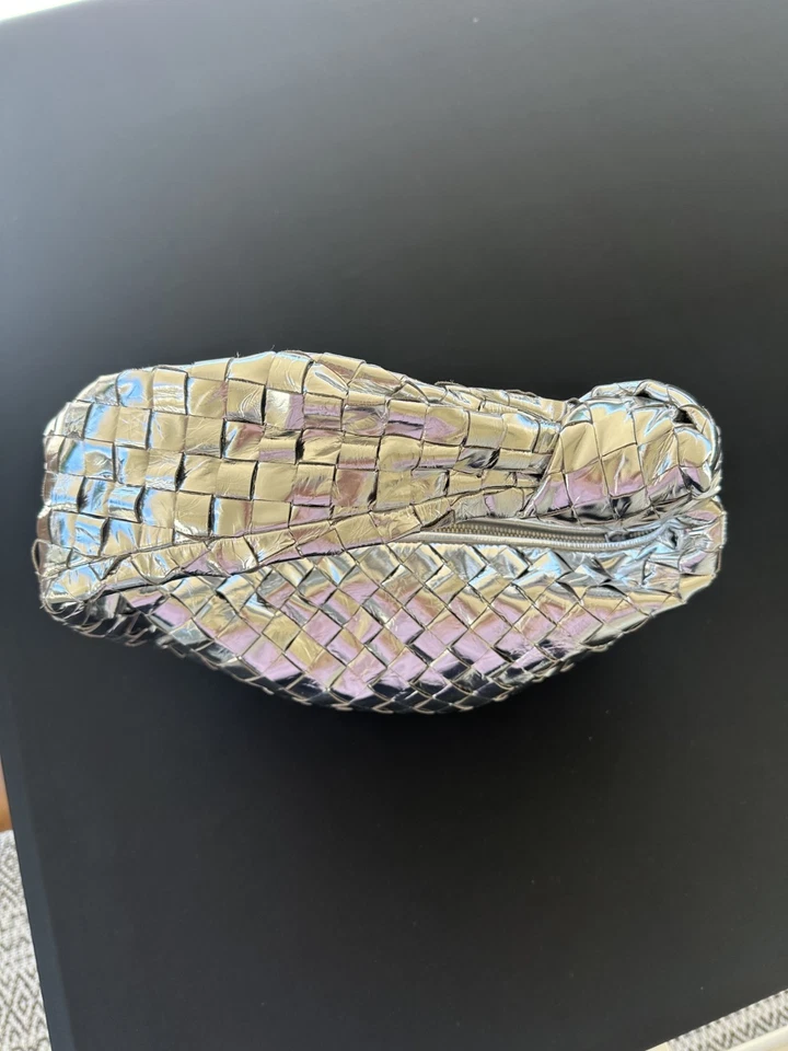 Bolso Jodie Bottega Veneta en acabado plateado metálico Foto 3 de 4