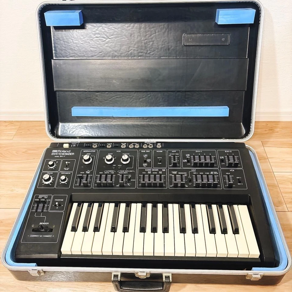 ROLAND SH-1 ANALOG SYNTHESIZER 1978 VINTAGE MONO SYNTH TESTED W/ CASE MANUAL MIJ - Image 3 of 4