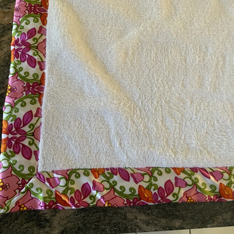 Детское одеяло Vera Bradley Lilli Bell белое розовое зеленое с цветочным рисунком шелковистый атласный край - Изображение 2 из 4