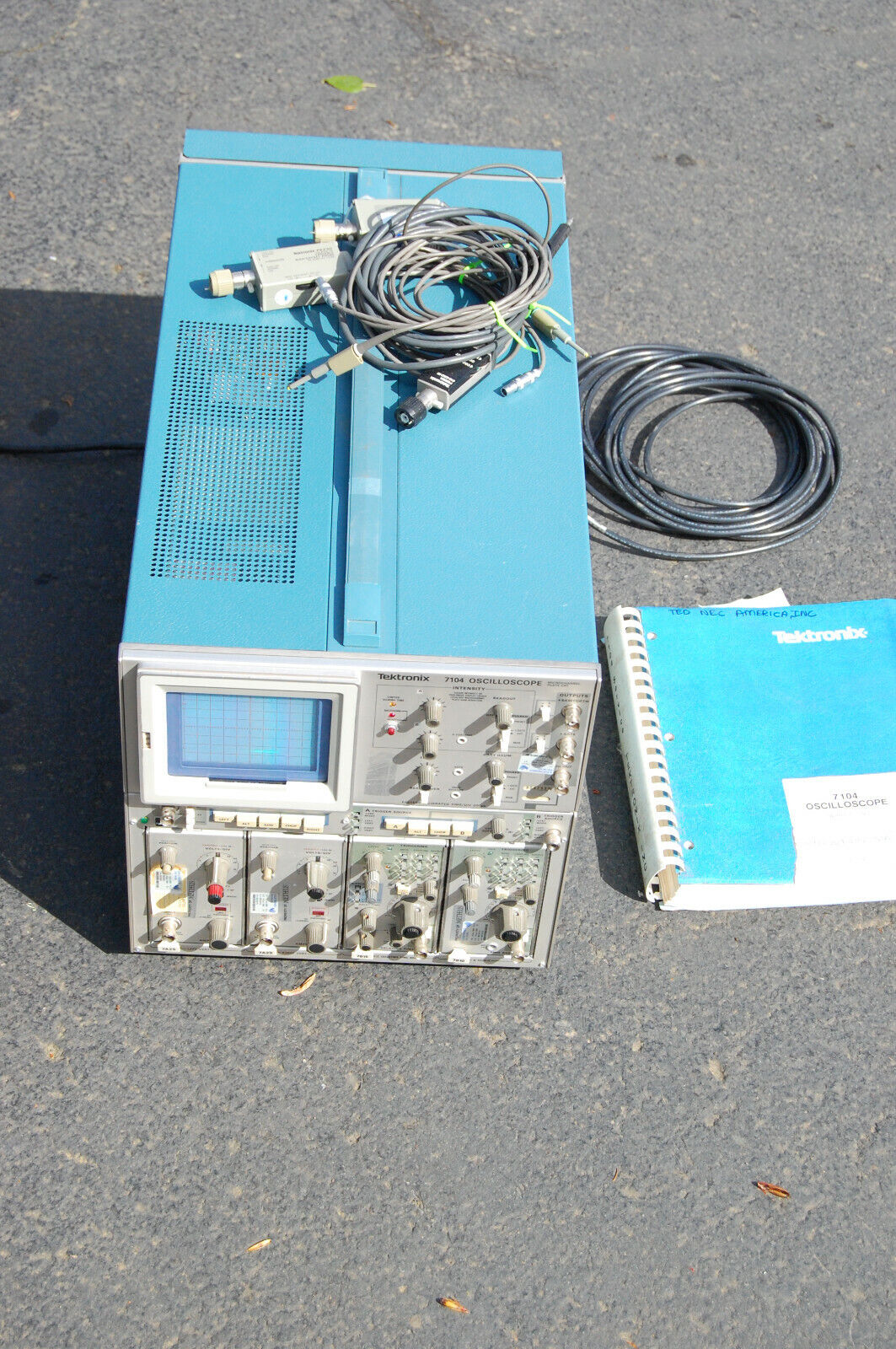 Tektronix 7104 Oscilloscope w/manual and probes