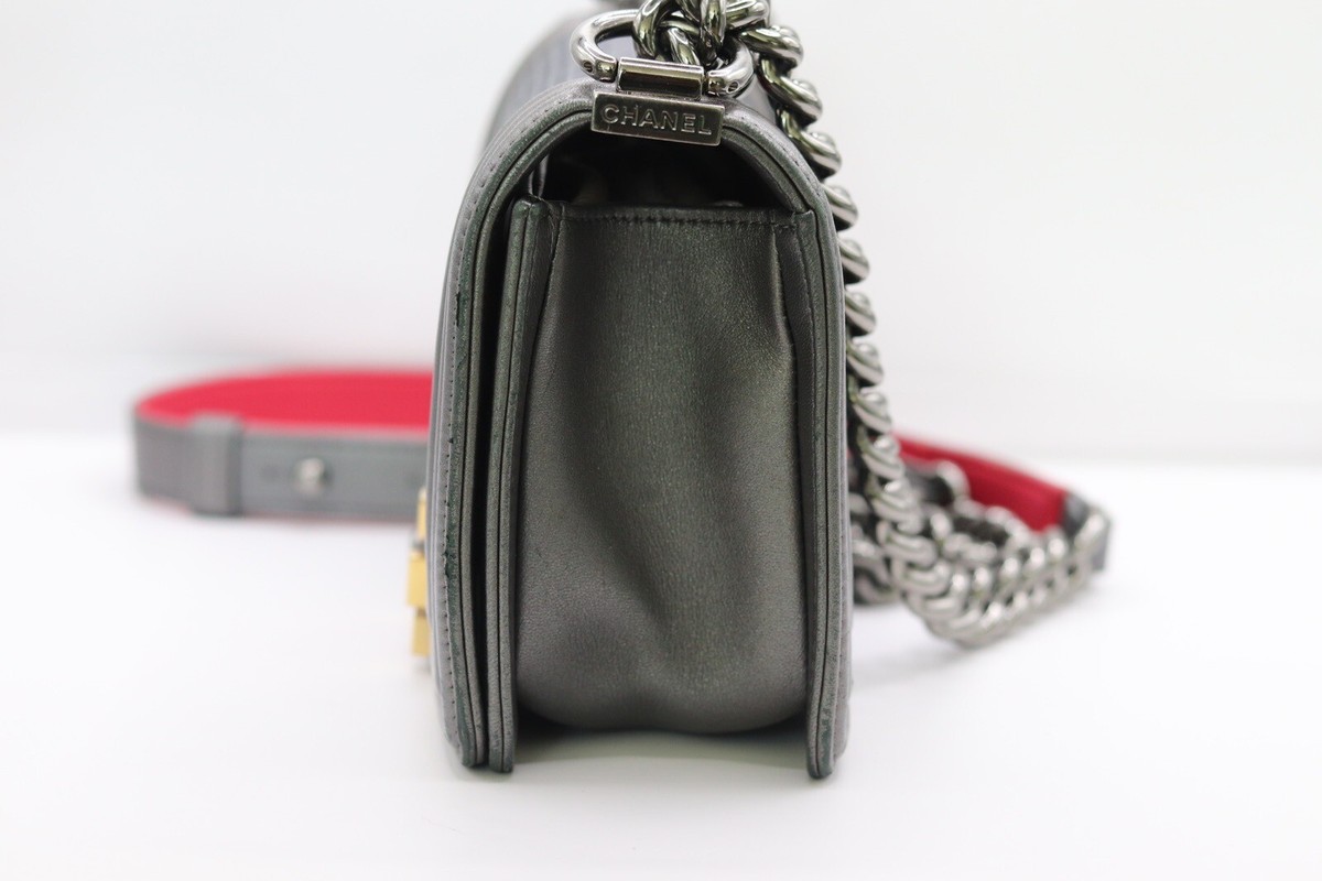 国内発送シャネル ボーイキューブ新品 CHANEL Rare Metallic Silver Cube Embossed Small Boy Bag