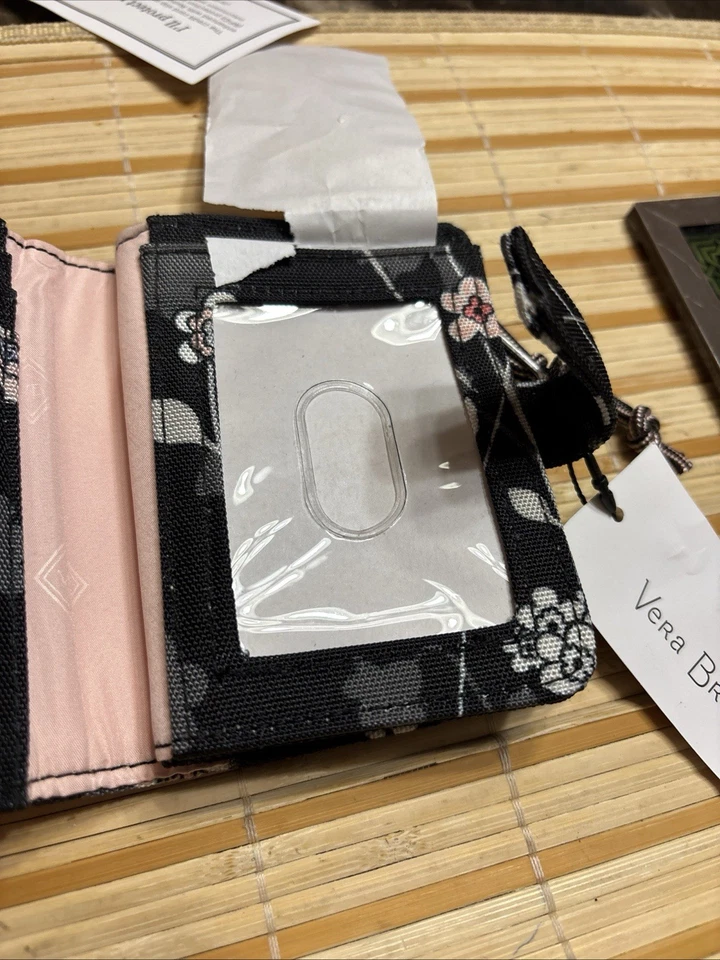 Foto de tarjeta de crédito con moneda Vera Bradley, billetera Bill para mujer 3,25” x 4,5” floral Foto 2 de 3