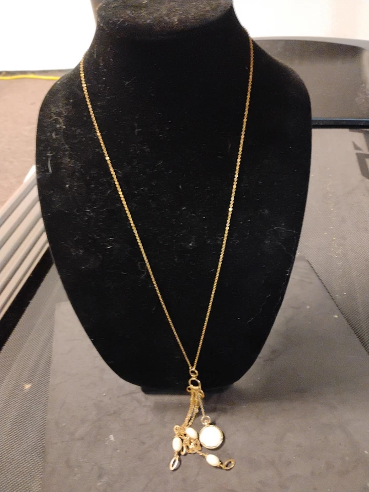 Collar de diseño danés Pilgrim A con dijes blancos y pedrería Foto 2 de 4