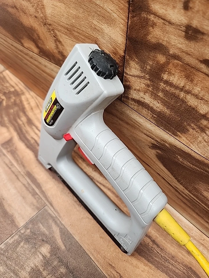 Pistola grapadora eléctrica Stanley Sharpshooter de alta resistencia TRE500 probada - funciona Foto 3 de 4