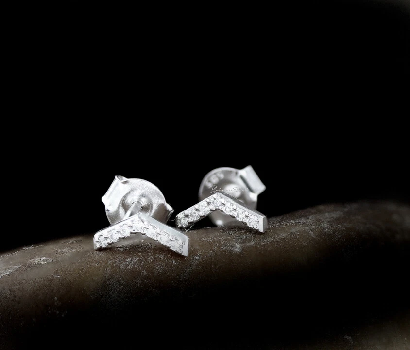 Драгоценные серьги-гвоздики из платины 0,07 карата с подлинными бриллиантами половина сот 950 - Изображение 3 из 4