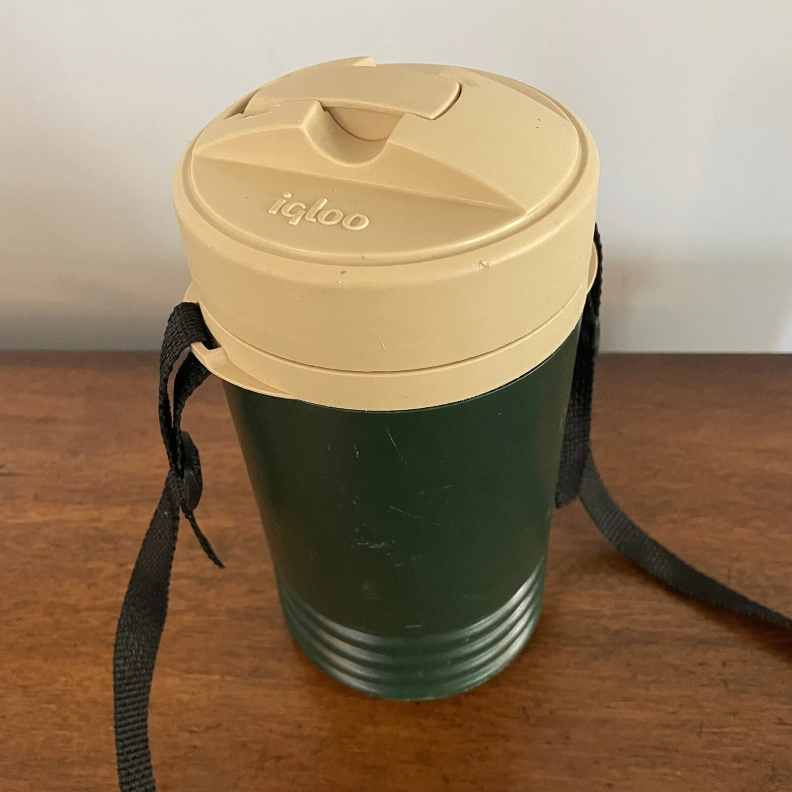 Vintage 90's Igloo 1 Quart Spout Drink Beverage Cooler Green Beige Strap Camping