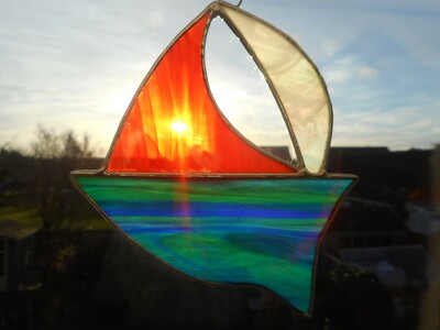 Buntglas Segelboot Sonnenfänger oder Wandhalterung. 