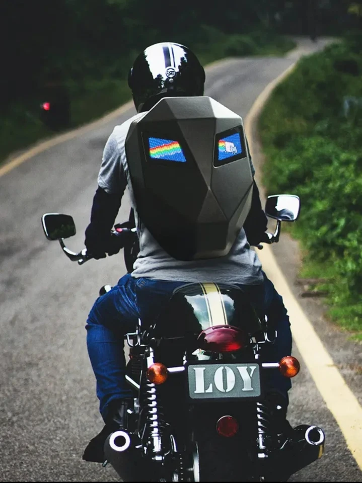 Sac à Dos Futuriste LED pour Moto - Design Innovant en Fibre de Carbone - Photo 3/4