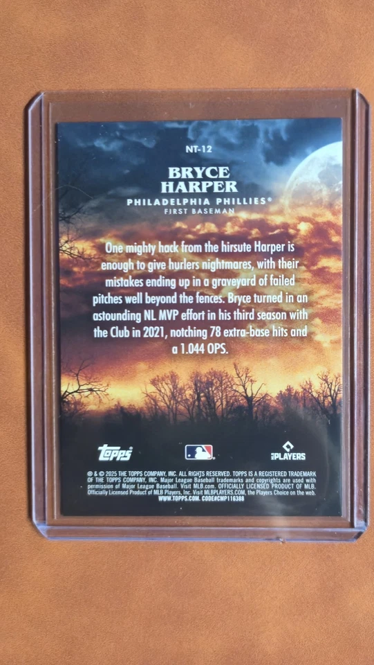 Bryce Harper 2025 Topps Actualización Night Terrors Negro 6/10 SSP Foto 2 de 2