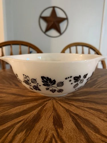 Pyrex 443 Gooseberry Cinderella 2 1/2 QT Mixing Bowl Black White Vintage